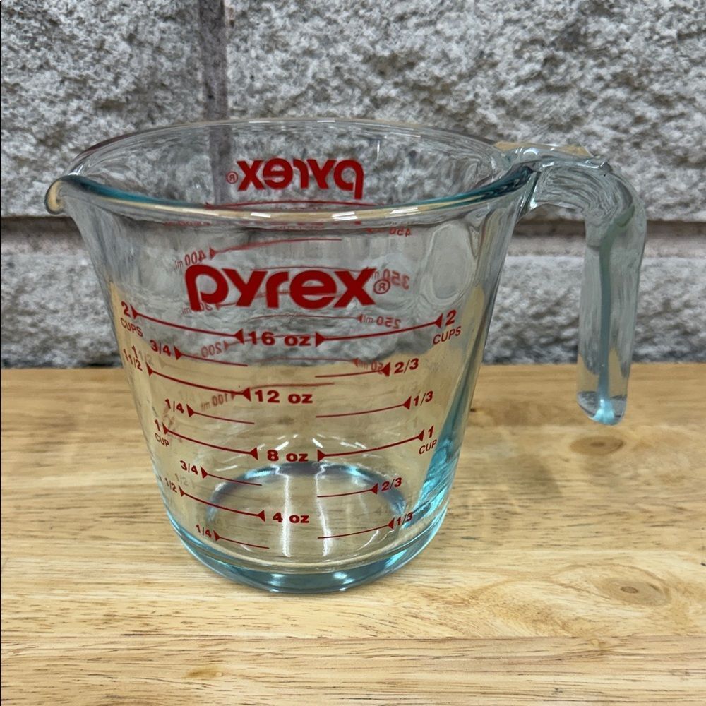 PYREX 2 Cup 1/2 Litre 500 ml Glass Measuring Cup L Handle Red - Picture 1 of 2
